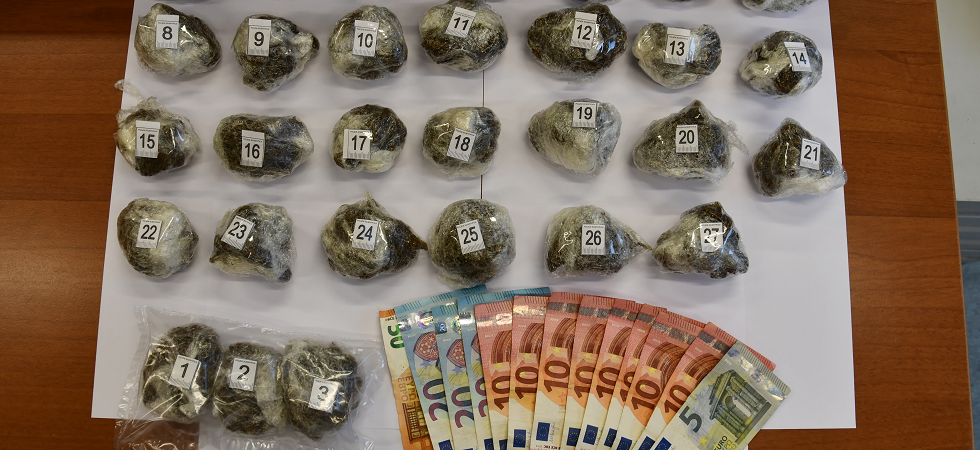 Piazza della Portela, alla vista degli agenti tenta di fuggire: nello zaino 30 involucri di marijuana